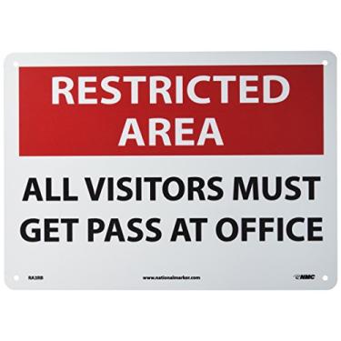 Imagem de NMC Placa de segurança RA3RB, legenda "Área restrita - Todos os visitantes devem receber passagem no escritório", 14" de comprimento x 10" de altura, plástico rígido, preto/vermelho sobre branco