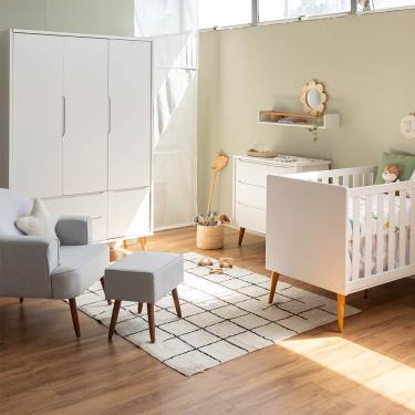 Imagem de Kit Quarto Infantil Theo com Pés Retrô Mel - Berço + Cômoda 3 Gavetas + Guarda-Roupa 3 Portas + Poltrona e Puff Capri - Branco Fosco
