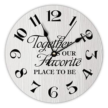 Imagem de EHVYBDX Relógio de parede de madeira com citação familiar Let's Get Cozy Relógio retrô de grão de madeira operado por bateria relógios vintage silenciosos para decoração de parede de cozinha, sala de