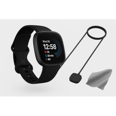 Imagem de Fitbit Smartwatch Versa 4 (pacote) – Rastreador de fitness GPS com carregador rápido e pano de limpeza, mais de 40 modos de exercício, frequência cardíaca, sono, passos e rastreamento de treino para