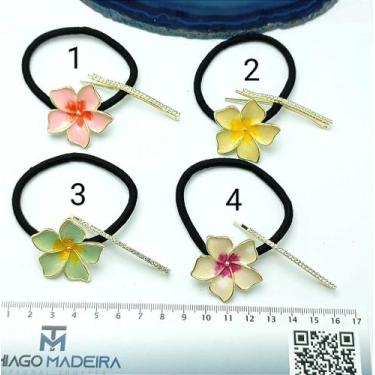 Imagem de Amarrador Elástico com Flor Esmaltada e Grampo Cravejado de Zircônio -