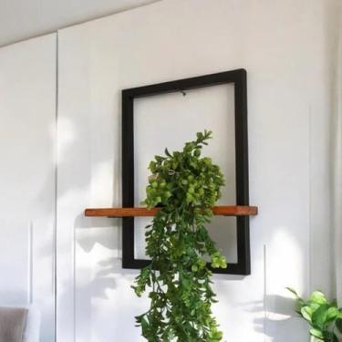 Imagem de Prateleira Quadro Nicho Design Industrial em ferro e tábua envernizada