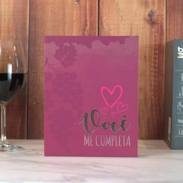 Imagem de Kit Presente Vinho Dia dos Namorados – Estojo MDF com 5 Peças: Saca-Rolhas, Tampa, Oxigenador, Corta Lacre, Anel Salva Gotas – Frases Românticas – Ideal para Casais Apaixonados (Você Me Completa)