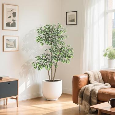 Imagem de GarveeHome Árvore de ficus artificial de 1,5 m, planta alta de piso falso com plantador alto branco plantas falsas para decoração de interiores com 3 troncos naturais e folhas com bordas brancas
