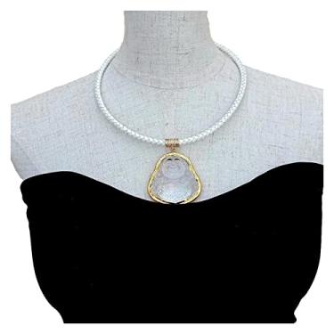 Imagem de Colar gargantilha de couro branco com pingente de Buda esculpido em quartzo transparente 48 cm