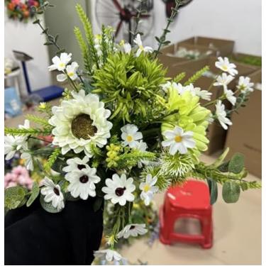 Imagem de GYWJJ Flores artificiais, branco, mini margaridas, buquê de flores de crisântemo verde, arranjo floral para casa, cozinha, mesa, casamento, sepultura, decoração de primavera