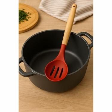 Imagem de Colher Silicone Vazada Cabo de Madeira Vermelho Vista Home