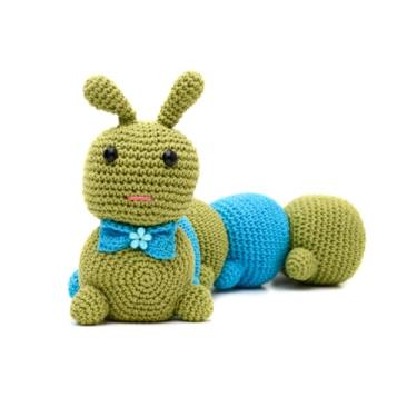 Imagem de Amigurumi Centopeia Decorativa, Verde e Azul, Peso de Porta em Crochê, Design Infantil com Laço
