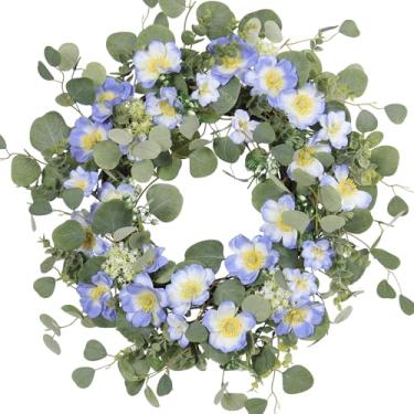 Imagem de Quixem Guirlanda de mola de 55 cm para porta da frente, guirlanda de flores silvestres azuis artificiais e eucalipto com frutas brancas, decoração de verão de fazenda para casamento na parede da