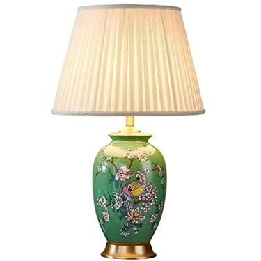 Imagem de Abajur de mesa em cerâmica pintada com flores e pássaros, fabricado em Jingdezhen, em porcelana. Abajur de mesa para quarto, todo em cobre esmaltado verde, com cúpula de tecido.