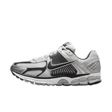 Imagem de Nike Tênis de corrida masculino Zoom Vomero 5, Prata metálica/platina pura/branco/preto, 45