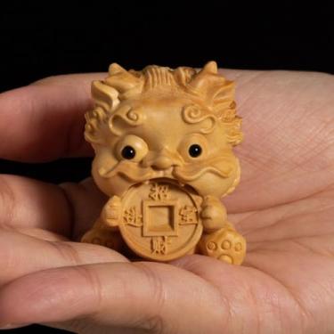 Imagem de FENNYYAR Estátua de Pi Xiu esculpida em madeira de buxo, escultura de besta auspiciosa atraída pela riqueza, 5 cm 4,8 cm, decoração de mesa de escritório em casa