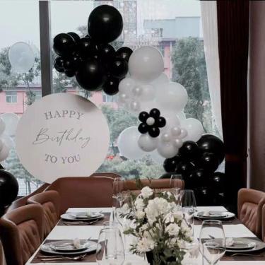 Imagem de Kit de balão 74 unidades de látex branco preto para festas e festivais