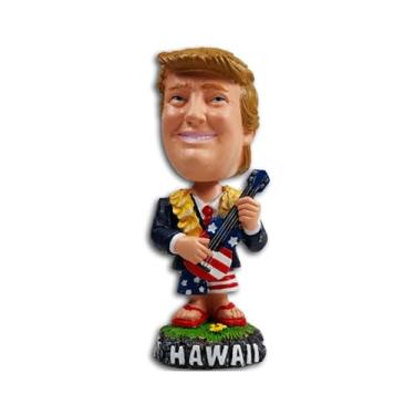 Imagem de Boneca Presidente Trump com Ukulele Havaí Lei Bobble Head Dashboard de 10 cm Base Adesiva