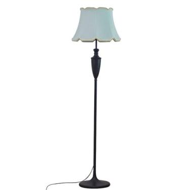 Imagem de Abajur de chão com cúpula de tecido verde claro, estilo americano campestre, com estrutura de metal polido, ideal para leitura e proteção ocular. Possui interruptor de pé e é perfeito para q