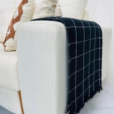 Imagem de Manta Para Sofá Grande Gigante 2 E 3 Lugares 2,40x1,80 Decorativa Tecido Macio Sofa Cama Na Promoção Preto-branco