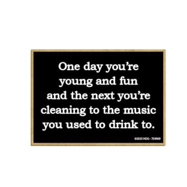Imagem de Honey Dew Gifts, One Day Young and The Next Cleaning to The Music, Ímãs engraçados para adultos, ímã de geladeira, decorações de armários, presentes para adultos, 6,3 cm por 8,5 cm, 754969