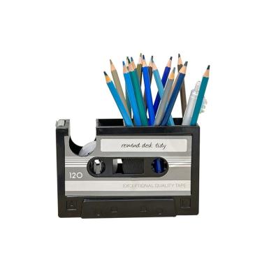 Imagem de Porta-canetas, fita cassete retrô, lápis de plástico, mesa