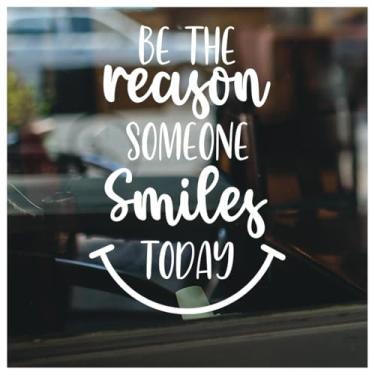 Imagem de Decalque Be The Reason Someone Smiles Today com citação positiva inspiradora adesivo de vinil impermeável fácil de aplicar motivacional carro laptop janela acessório de parede 4,82 x 7 polegadas