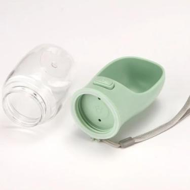 Imagem de Garrafa de água 2 em 1 para animais de estimação Recipiente de alimentação com alça de transporte. Design portátil à prova de vazamentos. Adequado para passear com cães e gatos. (Azul,G (550ml))