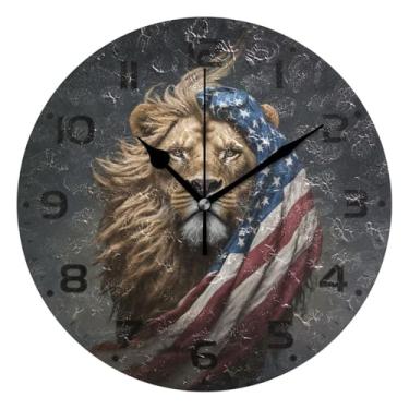 Imagem de JUZIHAI Relógio de parede com bandeira americana de leão, silencioso, sem tique-taque, redondo, operado por bateria, fácil de ler, relógio decorativo de parede para casa, cozinha, sala de estar