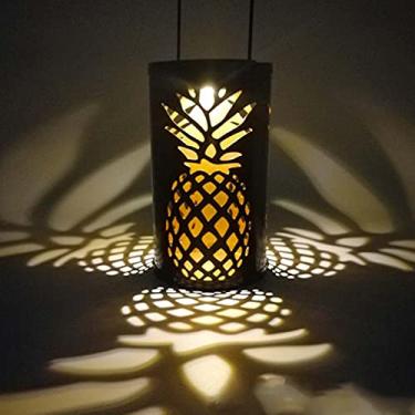 Imagem de Uonlytech Lanterna solar para ambientes externos de metal com luzes solares de LED retrô com estampa de abacaxi para decoração de varanda e jardim ao ar livre