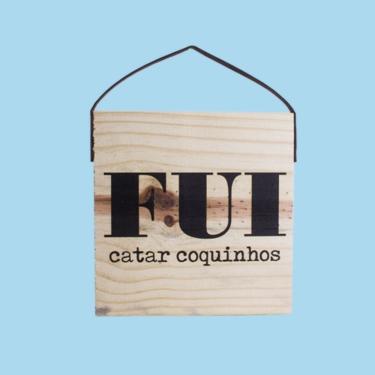 Imagem de Quadro Decorativo Fui Catar Coquinhos Frase Irônica Quadrado 19X19X2CM em Madeira com A...