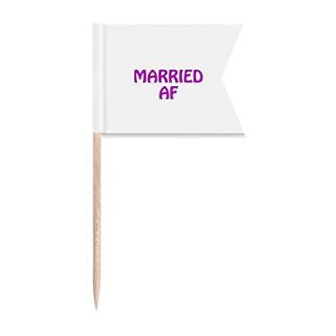 Imagem de Bandeiras de palito de dente de casamento com desconteúdo emocional, marcação de rotulagem para bolo de festa, prato de queijo