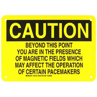 Imagem de Brady 129156 Sinal de radiação e laser, legenda "Beyond This Point You are in The Presence of Magnetic Fields Which May", 17,8 cm de altura, peso de 25,4 cm, preto sobre amarelo