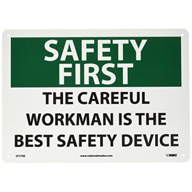 Imagem de NMC Placa SF57RB OSHA, legenda "SAFETY FIRST - THE CUIDADO WORKMAN É O MELHOR DISPOSITIVO DE SEGURANÇA", 35,5 cm de comprimento x 25,4 cm de altura, plástico rígido, preto/verde em branco