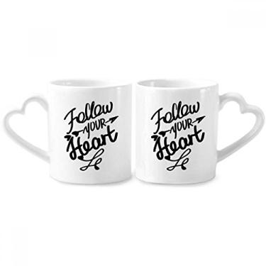 Imagem de Conjunto de canecas de porcelana para casais, com citação Follow Your Heart