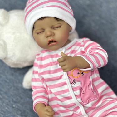 Imagem de SHENGX Bebê Reborn Menina, Bebe Reborn Realista Recem Nascido 46cm/18", Boneca de pele escura com olhos fechados, vestindo terno rosa, Com Bico De Mamadeira AcessóRios,Corpo De Silicone
