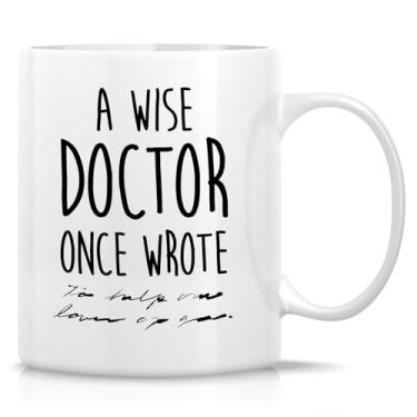 Imagem de Retreez Caneca engraçada de médico - A Wise Doctor Once Wrote - xícara de café ou chá de cerâmica de 325 ml - Caneca de caligrafia médica - Caneca de assinatura médica - Presente hilário para