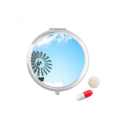 Imagem de Caixa de armazenamento de remédios Windmill com nuvens brancas e céu azul