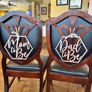 Imagem de Placa de madeira Mom to Be & Dad to Be, decoração de chá de bebê, placas de festa de madeira cortadas a laser, revelação de gênero, Mommy to Be, cenário de foto de bebê coed