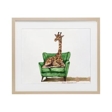 Imagem de Stupell Industries Linda girafa na cadeira verde bétula impressão emoldurada sob vidro, design por George Dyachenko, 43 x 53 cm