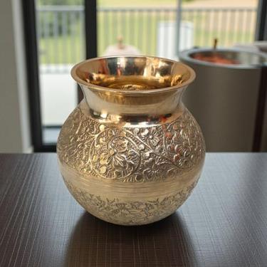 Imagem de Vaso de latão Puja Lota Kalash – Recipiente de água tradicional hindu de 10 cm para adoração e cerimônias religiosas, Kalash decorativo de latão para Pooja e ofertas espirituais