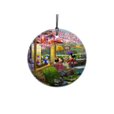 Imagem de Thomas Kinkade – Disney – Mickey e Minnie no Japão – Impressão Starfire de 8,89 cm Acessório de impressão de vidro pendurado – Oficialmente Licenciado Colecionável - Ideal para presentear e colecionar
