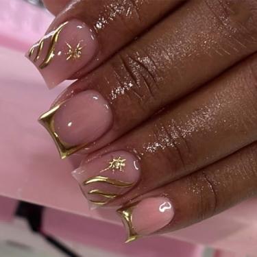 Imagem de Unhas postiças quadradas curtas de ouro francês com estrelas simples Desien cobertura completa cola acrílica falsa em unha para mulheres, 24 peças