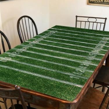 Imagem de Moukeren Tapete de mesa de futebol de 188 x 76 cm, tapete de grama artificial para decoração de festa de dia de jogo de futebol, tapete de mesa com tema esportivo para porta traseira e eventos