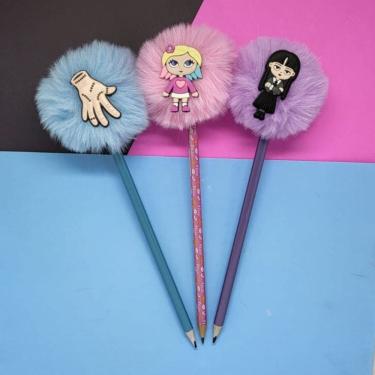 Imagem de 03 Lapis de escrever Pompom Wandinha Vandinha Adams Eneide mãozinha papelaria fofa material escolar escritório presente 