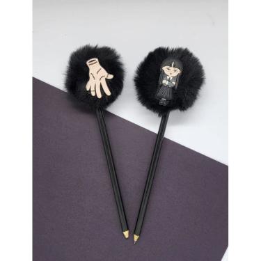 Imagem de 02 Lapis de escrever Pompom Wandinha Vandinha Adams mãozinha papelaria fofa material escolar escritório presente lembran