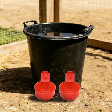 Imagem de 4 copos bebedouros automáticos para frango, sem derramamento, para galinhas, patos, gansos e coelhos, dispensador automático de água para uso diário de galinheiro/quintal (vermelho)