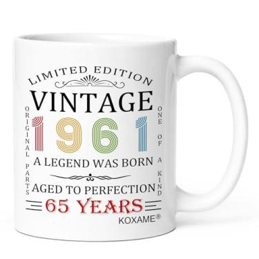 Imagem de KOXAME Presentes de aniversário de 65 anos para mulheres e homens, caneca de café vintage 1961 325 g, presente de aniversário de 1961 para mãe, pai, marido, esposa, papai, avó, amigo, nascido em 1961