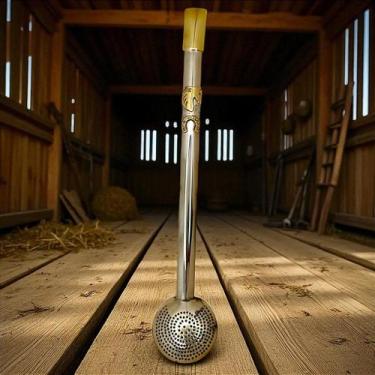 Imagem de Bomba de chimarrão mate 100% Alpaca com cavalo e ferradura nos detalhe