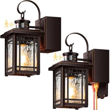 Imagem de OPAXIS Pacote com 2 lâmpadas de varanda com tomada GFCI, sensor de movimento, suporte de parede para parede externa, luminárias externas de bronze polido a óleo, arandela de parede de lanterna externa