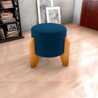 Imagem de Puff Banqueta Redondo Pés Madeira Luxo Matrix Veludo Azul