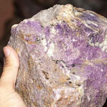 Imagem de Pacote de 5 kg de Lepidolita Mica Bruta para Lapidação - Atacado