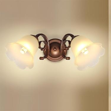 Imagem de Arandela de parede estilo meados do século XX, com 2 lâmpadas, acabamento em bronze envelhecido, para banheiro, lavabo, com detalhes em vidro leitoso e formato de flor. Ideal para uso em amb