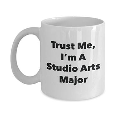Imagem de Caneca Trust Me, I'm A Studio Arts Major - Caneca de café divertida - Lindas ideias de presentes de formatura para amigos e colegas de classe